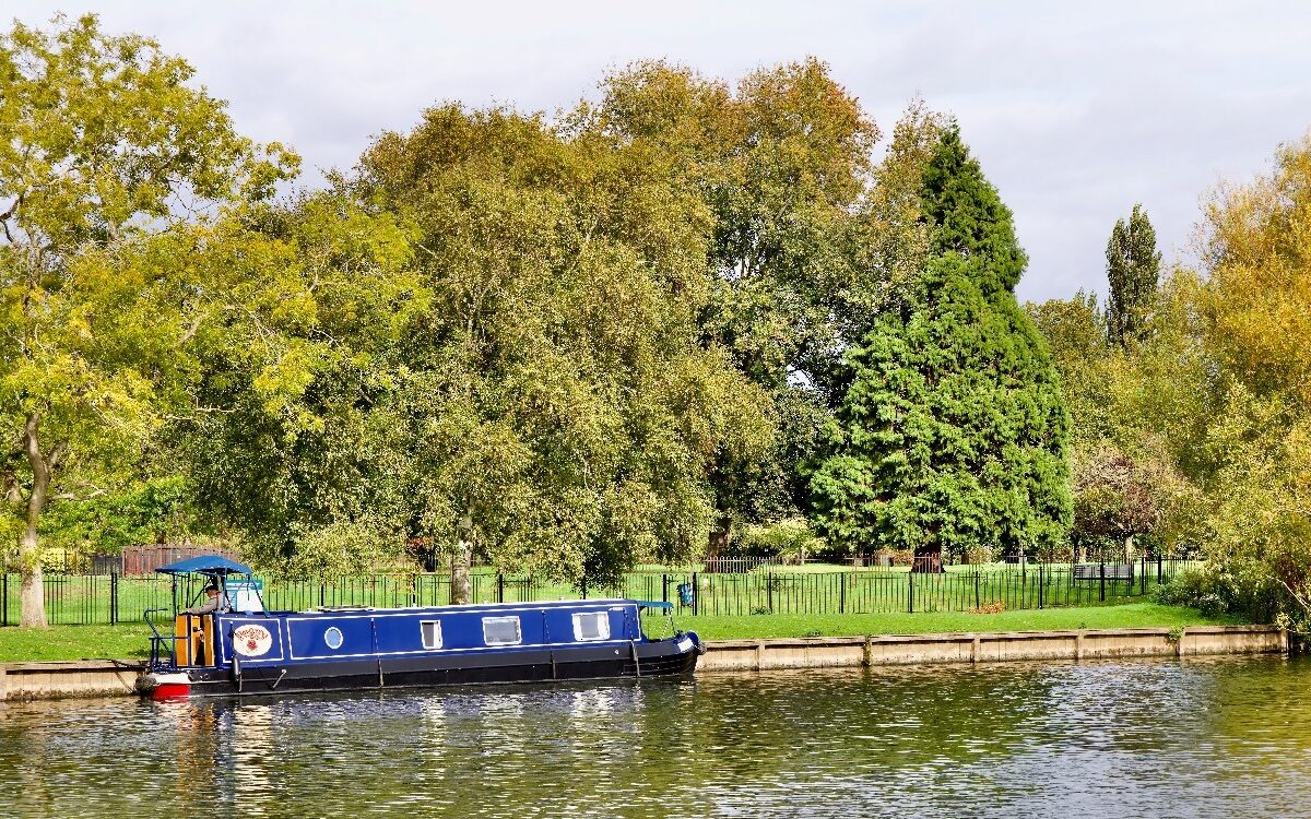Rivers, Ruins and Roadsters in Abingdon, England