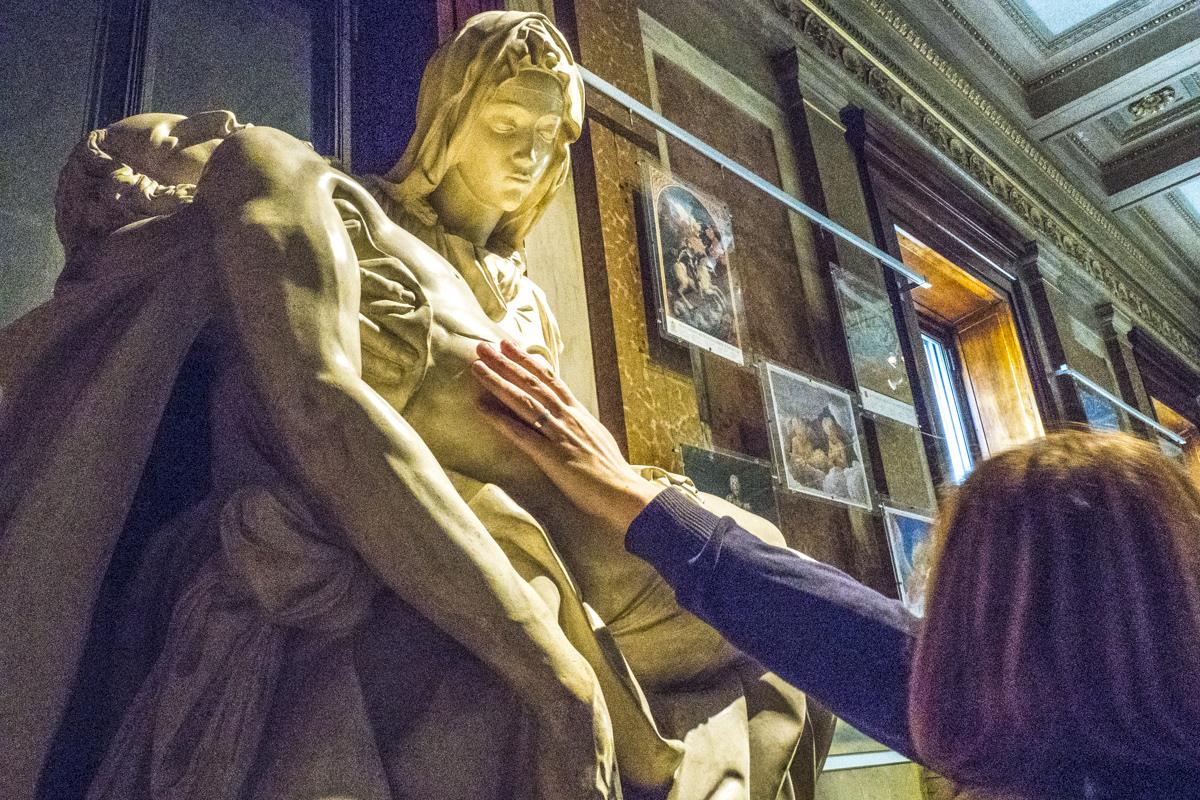 Appreciating the copy of  Michelangelo’s Pietà  in the Vatican Museums  3160585