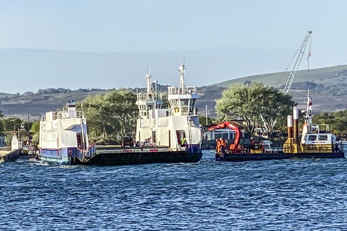Chain Ferry being Unchained in Poole Harbour, Poole  5906