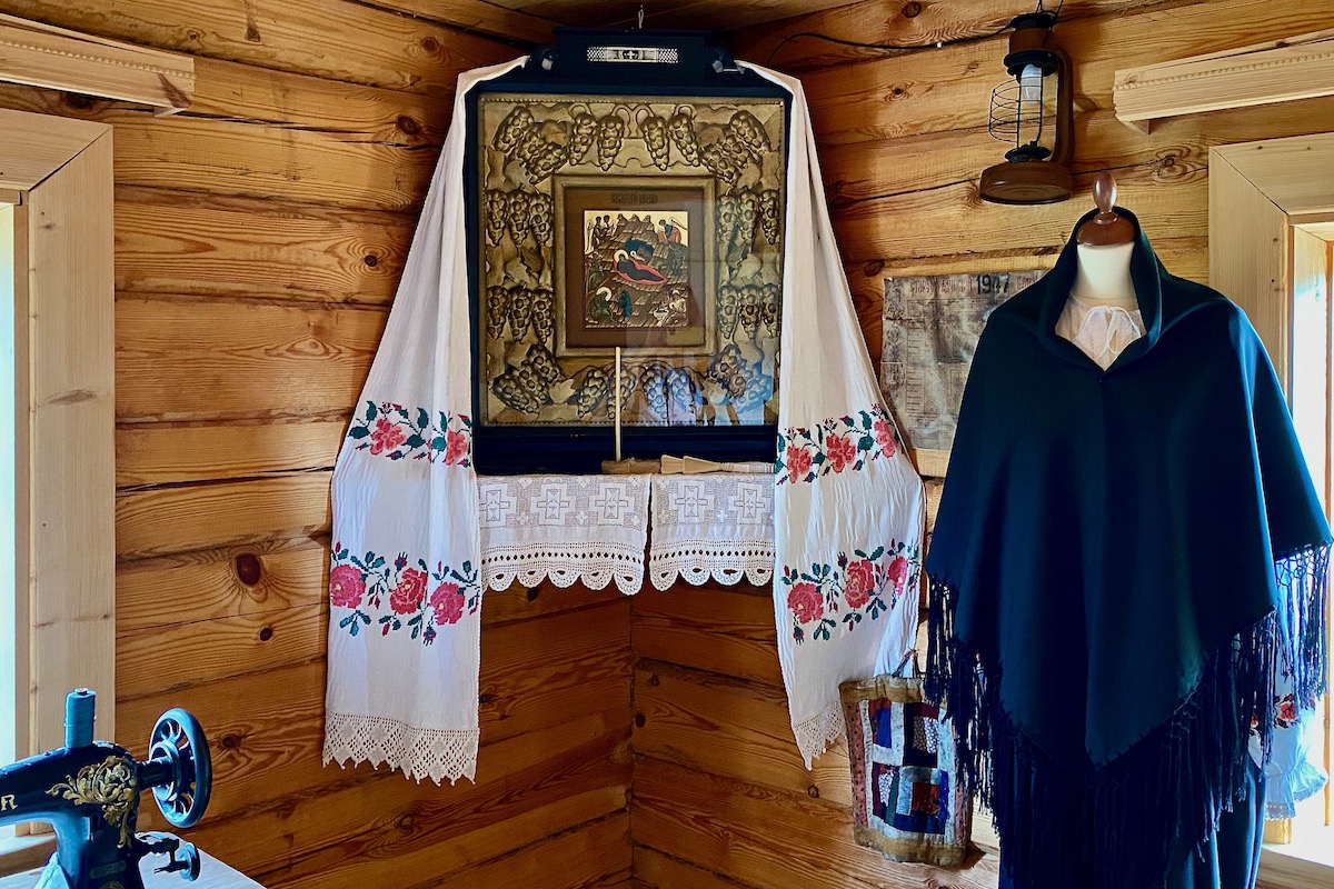 Inside the Old Believers’ House in Slutišķi Village, Largale in Latvia   9175