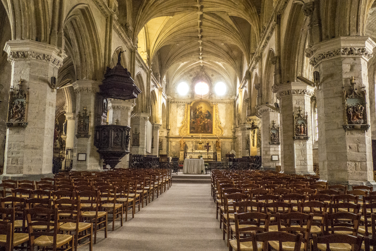 Interior of the abbey church of Saint Saulve in Montreuil sur Mer in Pas de Calais, France     8060601