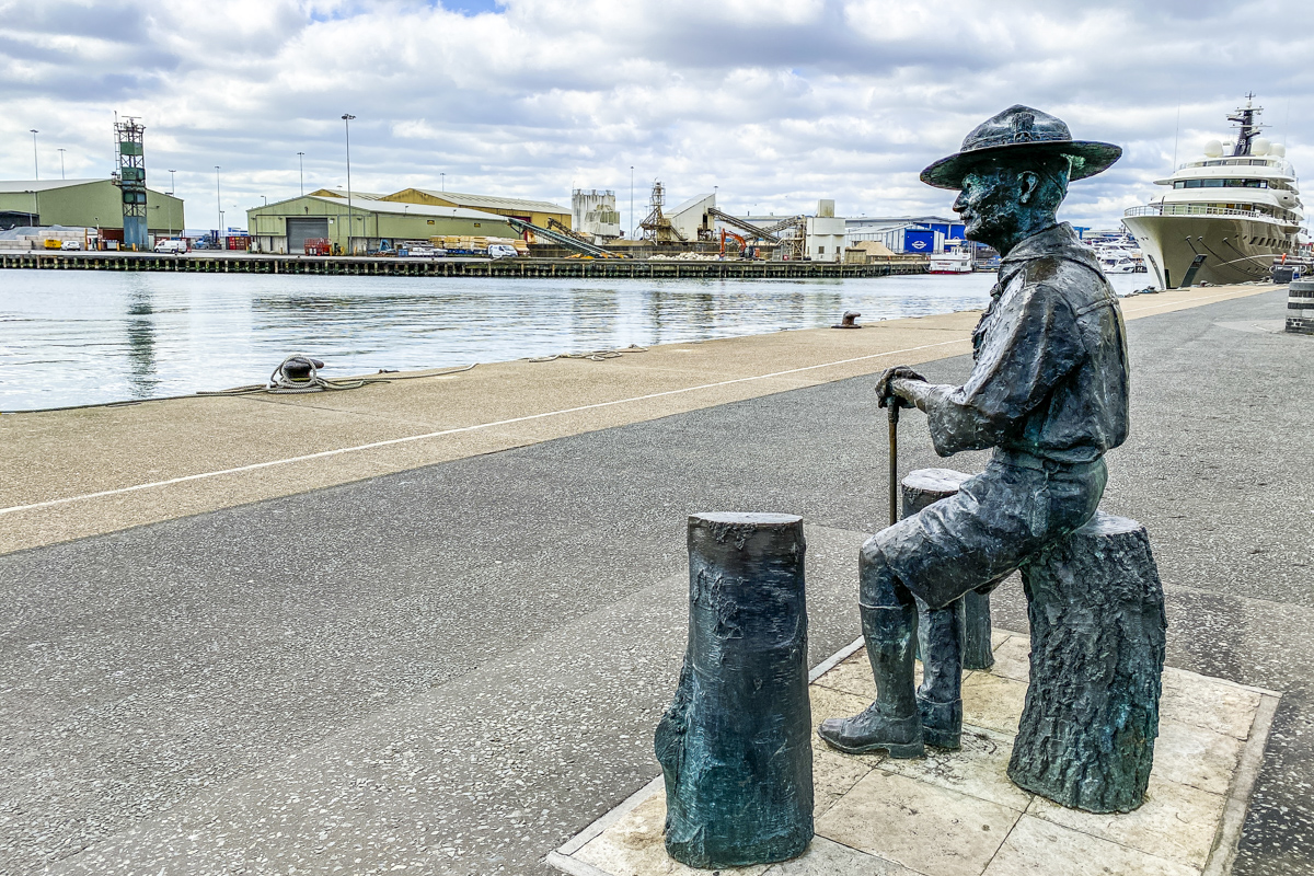 Lord Baden Powell on Poole Quay in Dorset  5146
