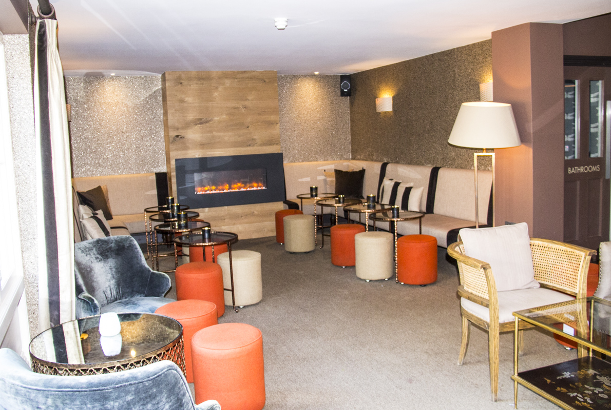 Lounge area in the bar at the Northgate Hotel in Bury St Edmunds, Suffolk, UK   0009