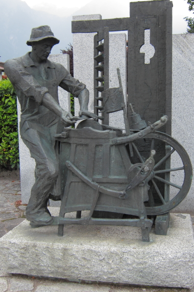 Statue of a knife grinder in Pinzolo
