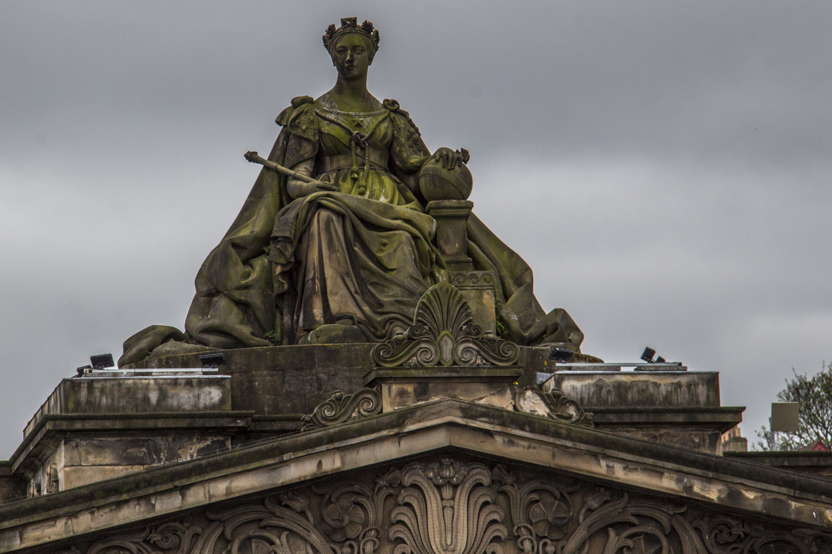 Statue of Queen victoria on the Scottish National Gallery in Edinburgh, Scotland  7082