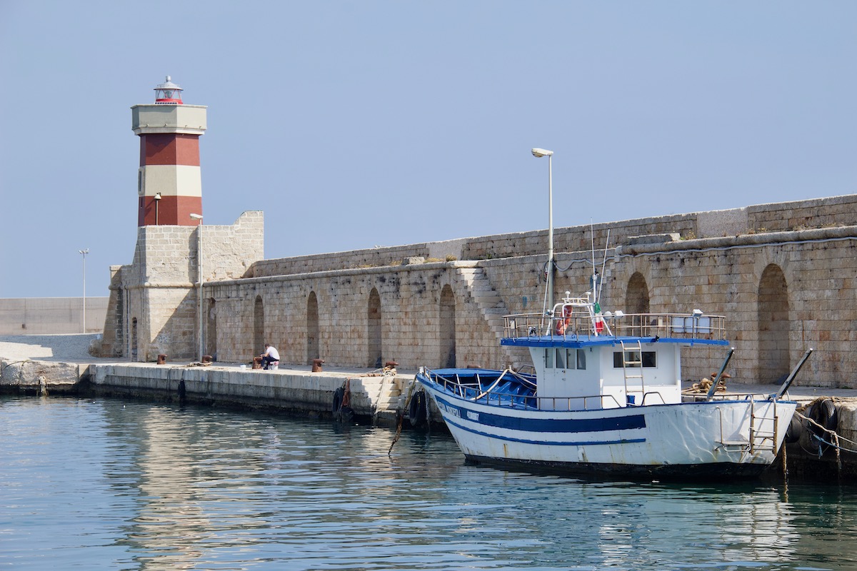 The Old Port of Monopoli in Puglia, Italy    8746