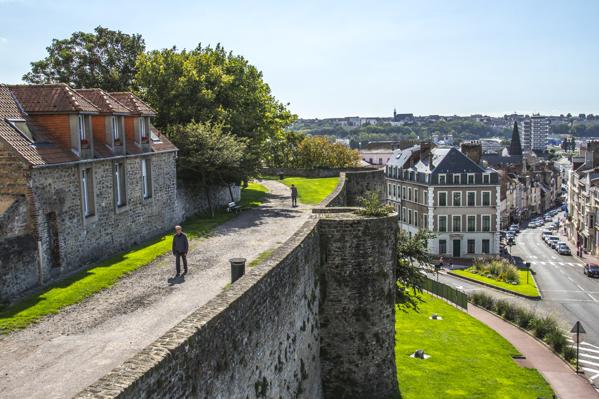 The walls of the old town in Boulogne sur Mer, France 0074