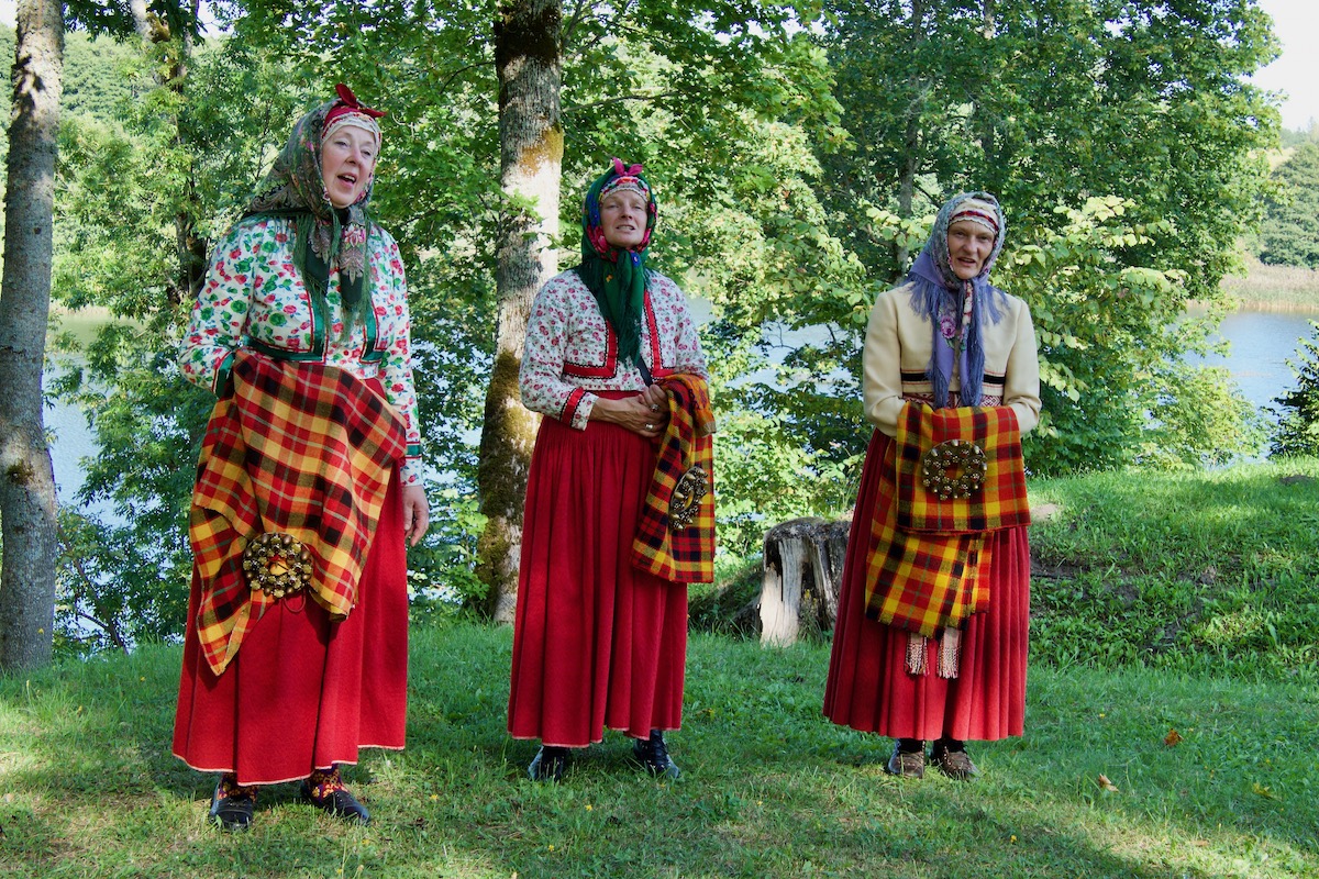 Traditonal Latvian Costumes   8270480
